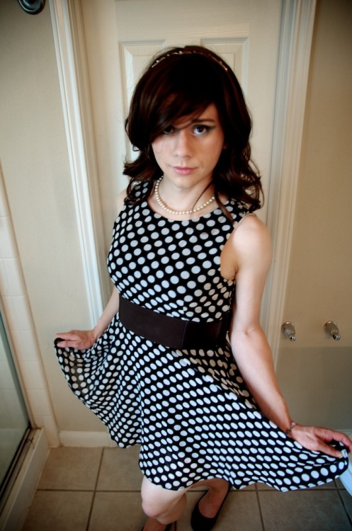 poshcdmia:  nicolelynnperry:  trapsearch:  Kate in a polka dot dress…  cute dress and lovely woman!!