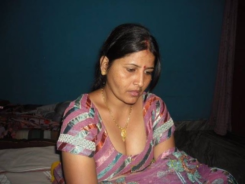 prythm:  Aunty ji pallu sambhal ke, koi aap ki tasveer lekar net pe daal dega…  Follow http://prythm.tumblr.com/ for more… KIK: Prythm