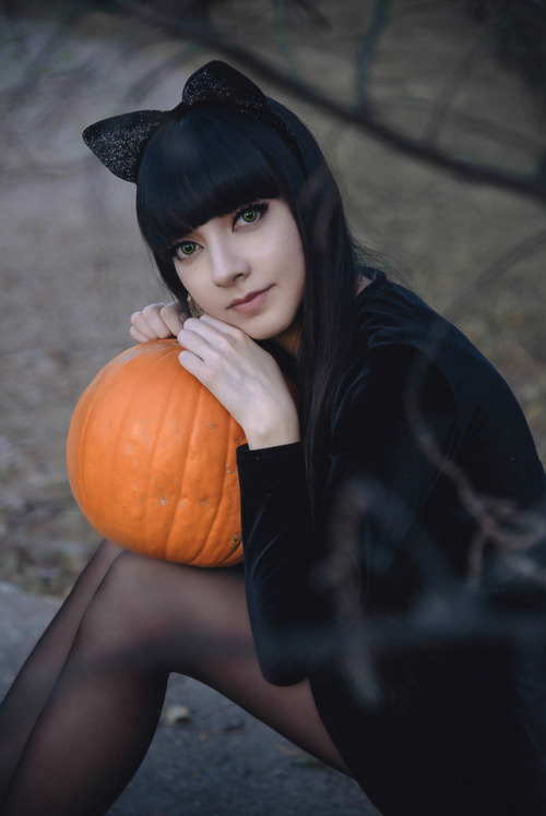  • Photography: fanored • Model: maysakaali By October, the pumpkins were very big and very orange“W