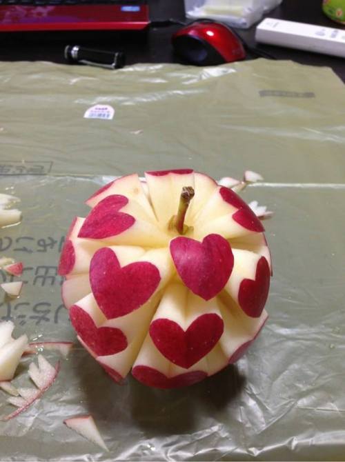 nekoukai: stunningpicture: Apple of love now the whole thing’s going to get all yellow look what 