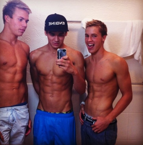 Perfect Aussie boys and their tanned bods naughtyhotaussieguys.tumblr.com