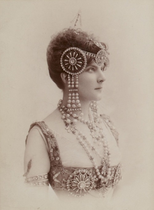 Louise Mante. reutlinger.