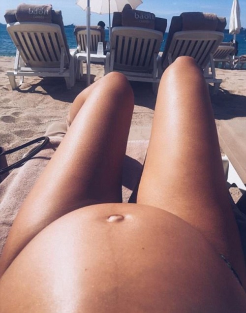 thefertilevalley: bellylove577: Ferne McCann continuing to rock her big bump in a bikini! She’