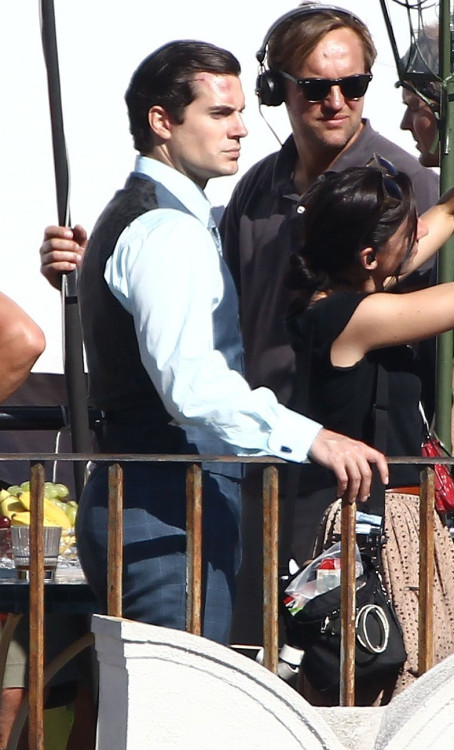 eatbloganddie: Henry Cavill’s ginormous rump on the set of “Man from U.N.C.L.E.” 