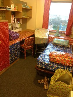 claireodactyl:  rtylering:  get-in-my-tardis:  My best mate Ryan made the mistake of not locking his room at uni when he returned home for Christmas.. so his housemates have done this  They are such neat wrappers.  even the curtains oh my 
