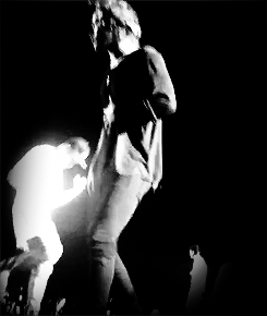 archieandrewx:  in which harry puts a flower crown on his d. 