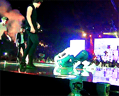 kryptoniall-deactivated20150613:  Niall helping Louis so he could jump over Liam 