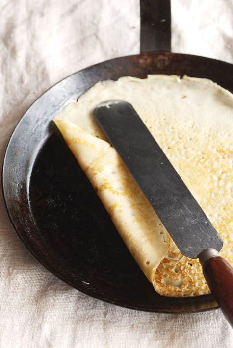 squaremeal:  (via in the kitchen with: catherine taret’s crêpes party | Design*Sponge) 