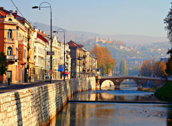 robyn-drunken-sailor:  menuet:  sarajevoup:  #Sarajevo  Miris kafe opet prija, to je moj grad, to je moj grad, to je moj graaaaad!  Ko Amsterdam jebemti 