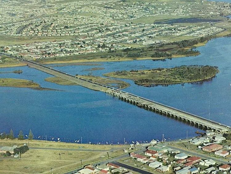 Construction of the new bridge over Lake Illawarra between Windang and Warilla in the early 1970’s (David Emr) See 20,000 photos and join 18,000 members at our Lost Wollongong Facebook group and discover more about your local heritage, museums and...