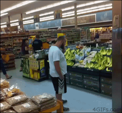best-of-funny:   Shopping for bananas.   X  OH GOD SOMEONE SIGNAL BOOST THIS TO ONISION