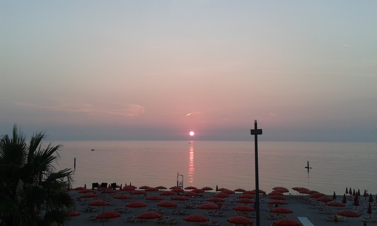 stelle-di-una-galassia-perduta:  Alba to Porto Recanati, Marche (foto mie)