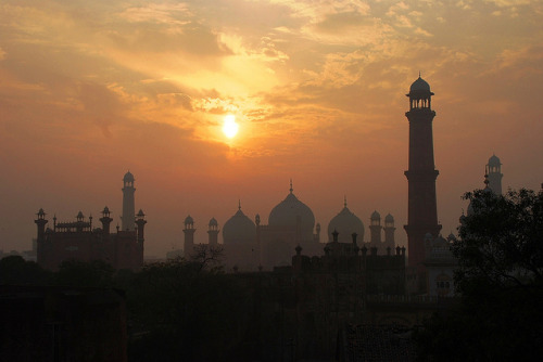 Old City skyline from the fort in Lahore, Pakistan (by manalahmadkhan).