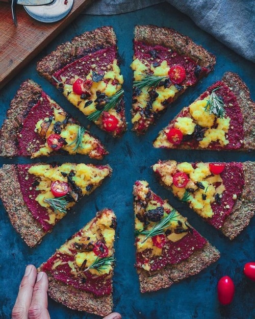 Cauliflower pizza with home made marinara sauce topped with cashew Parmesan by @bjonr Recipe⠀ Crust⠀