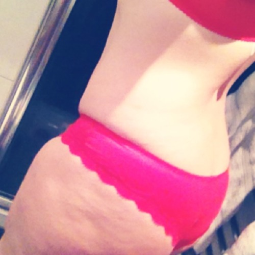 crunchiepink:  crunchiepink:  Since you asked nicely!!   Here is the red set, including cheeky booty shot ❤️  Happy Hump Day 💋💋💋  Red set? ❤️