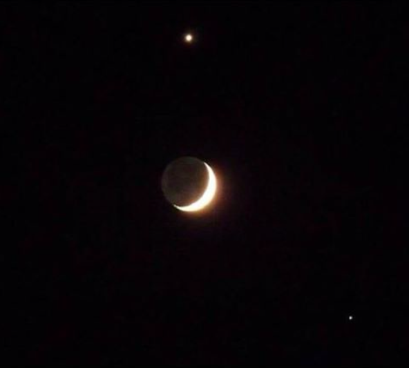 ofthemoons:  jupiter and venus keeping the moon company 