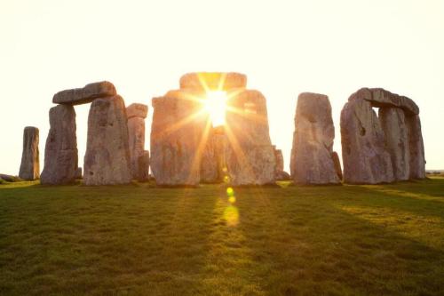 geeksofdoom:  The Times of London: ‘Today it’s the Winter Solstice, the moment when Stonehenge is perfectly aligned with the rising and setting sun.’