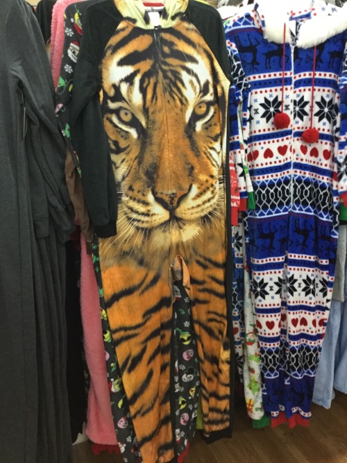 katsudonqween: kitsunejiyuu: Can someone draw yurio in this @kitsunejiyuu the tiger prince appears 