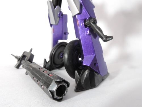 I used metallic purple and flat black to repaint Warrior class Fracture and made some wear-effect on