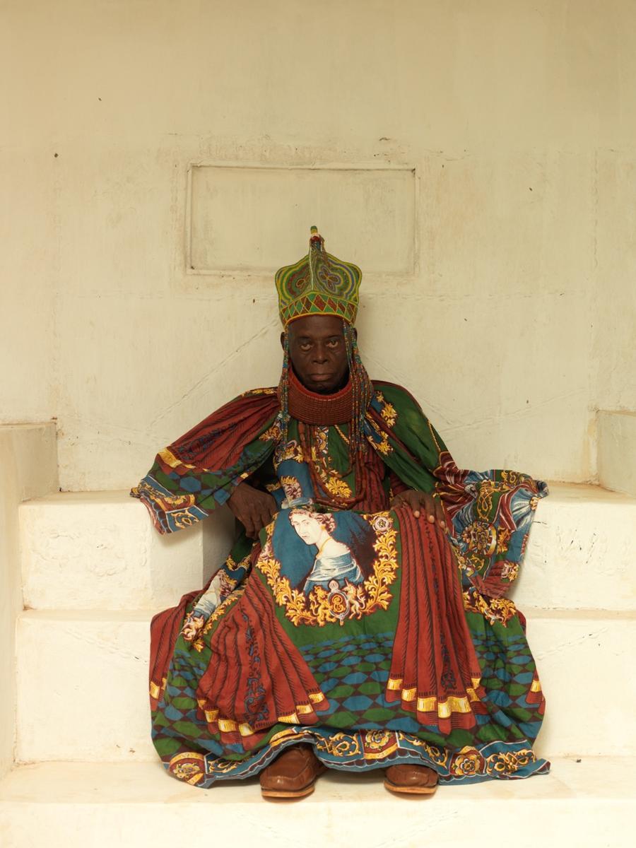 Ndi Igbo Forum - >>> PHOTO OF THE DAY <<< Lekwanu Masquerade using ATM. Lolz. This one no happen for Ozubulu. Can someone guess this one  happened??? SHARE YOUR THOUGHTS. * Report any