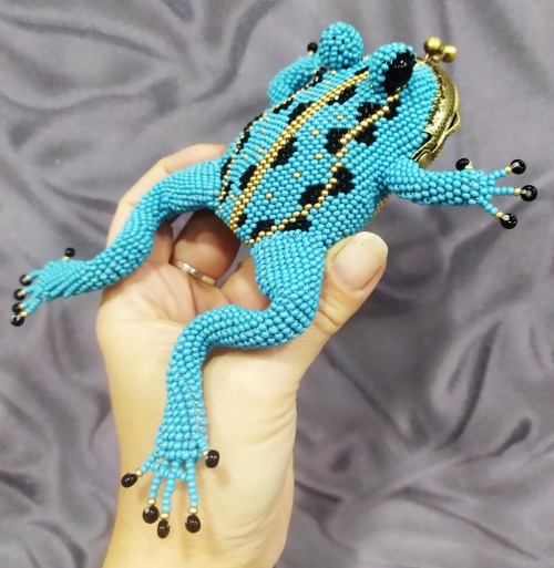 sosuperawesome:Beaded Frog PursesAirinkarotw on Etsy 