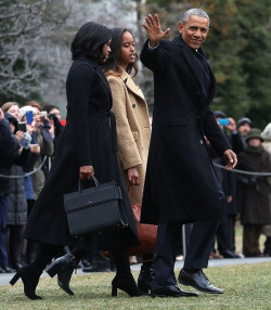 lebritanyarmor:  chanpears:  accras:President Obama with First Lady Michelle Obama and daughter Malia on their way to Chicago for his final speech.  Malia looks lovely!  😢