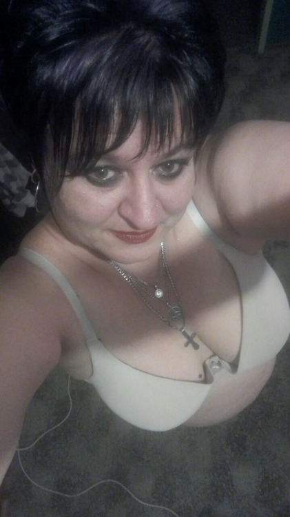 Cold As IceShe’s back to show us some more pics of her curves. Hit the notes if you like her and wan