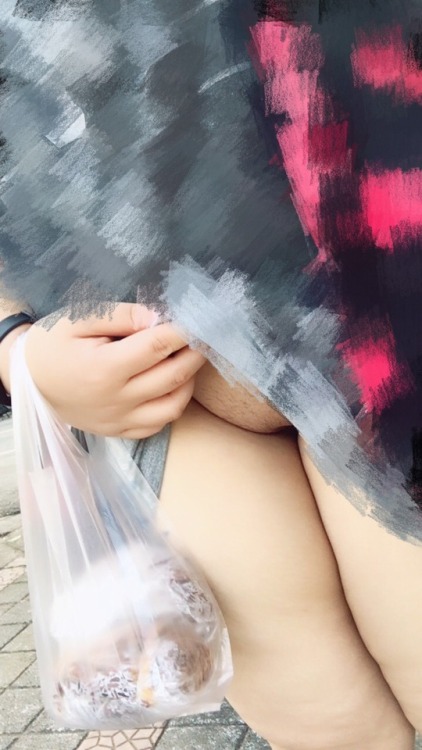 fatfatgirl17: 今天早上主人要我真空穿著睡衣出門買早餐。 不知道有沒有人發現我的胸一直在晃呢～ 我最愛的露出～ 回家後發現穴穴都超濕～ 用过电鸡巴吗
