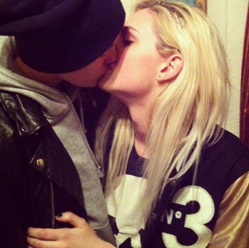 daretodreamaway:  Most of you will see a boy and a girl kissing…….well you’re not wrong. But, can you actually differ between who’s a girl and who’s a boy? That’s where androgynous models come in. The “girl” on the right is actually an