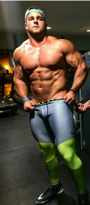 proudbulge:  Spandex and muscle always go well together.