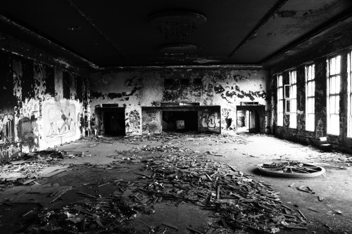 eeevibruenn:Abandoned Ballroom. Berlin. (Part II)Das ist gut. Ich gebe es fünf Sterne.