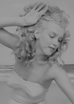 missmonroes:   Marilyn Monroe photographed by Andre de Dienes, 1949.  