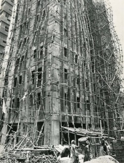 Echafaudages en bambou (bamboo scaffolding), 1972.