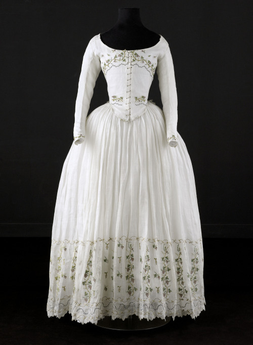 Caraco &amp; Petticoat, c. 1790-1800from the Musée de la Mode de la Ville de Paris