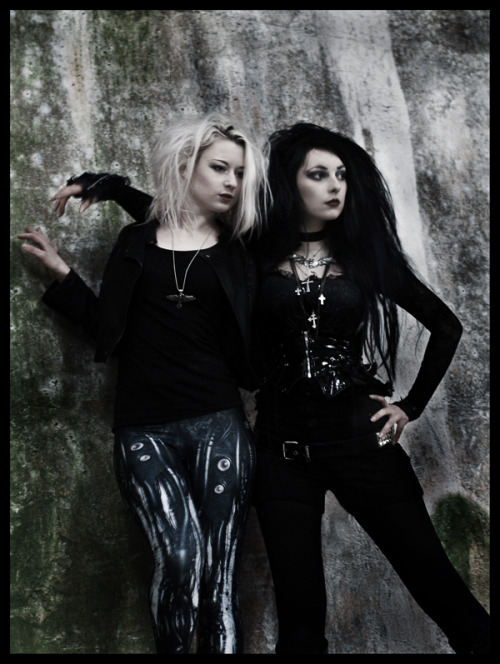 Another of me and the lovely Morgan Kimber. x) gothiclemodelling.tumblr.com