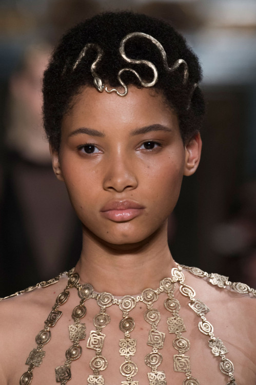 hellyeahblackmodels:Valentino Couture Spring 2016Jewelry for the Haradrim