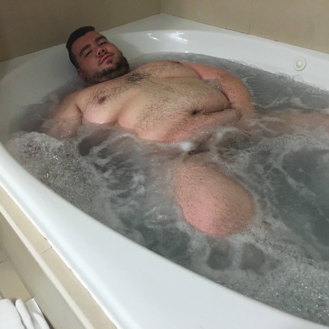 stonecub:  Hotel with a whirlpool tub! 