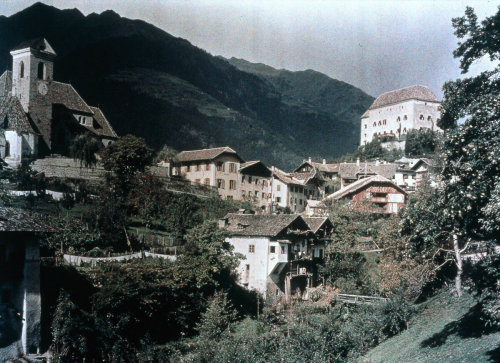 Merano, Italy, 1930. Autochrome, photograph – Friedrich Adolf Paneth. 