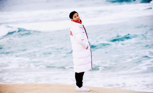 fyeahchinesepairs: Sui Wenjing &amp; Han Cong visit the beach in Gangneung, South Korea, after compe