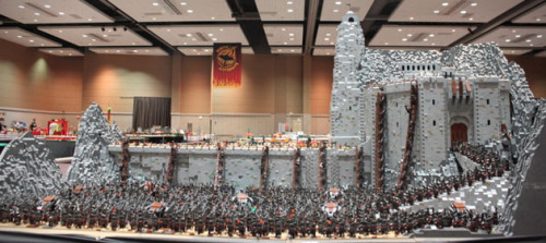 brain-food:  The Battle of Helm’s Deep already has its own official LEGO version, but the licensed set has nothing on this mind blowing set built by Lord of the Rings fans Rich-K and Big J. As where the official LEGO version features 1,368 pieces,