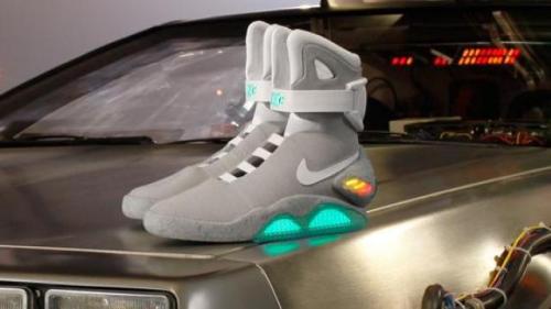 rhubarbes:Nike air mag / 2015.(via Retour vers le futur. Les baskets à laçage automatique de Nike dè