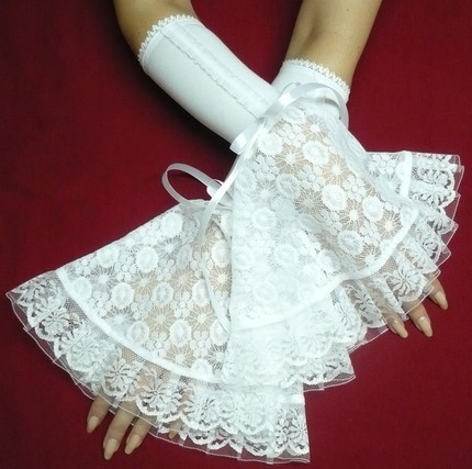 xxziggystardust:Victorian style lace gloves