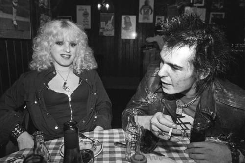 twixnmix: Nancy Spungen and Sid Vicious photographed by Richard Mann at Joe Allen’s in London, April