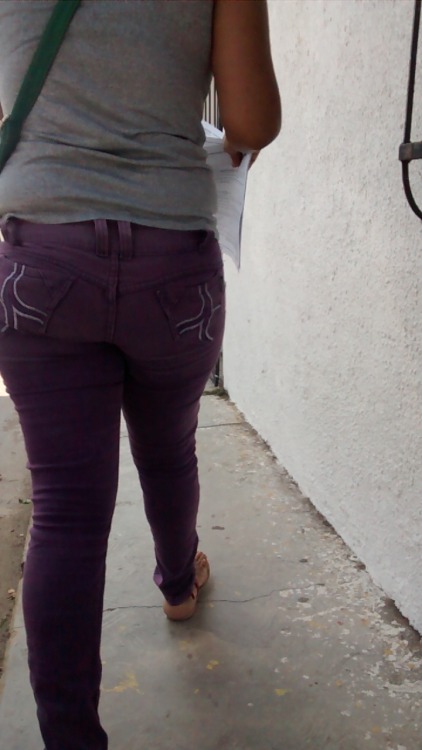 girlsintightjeans: La misma hermosa chica en jeans morado