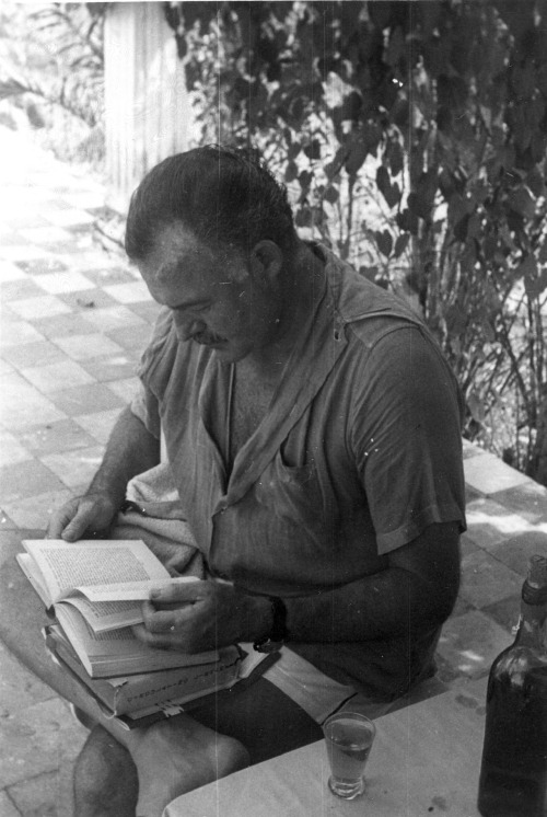 the-flying-salmon:  Papa reading outside Cuba Years 1939-1960