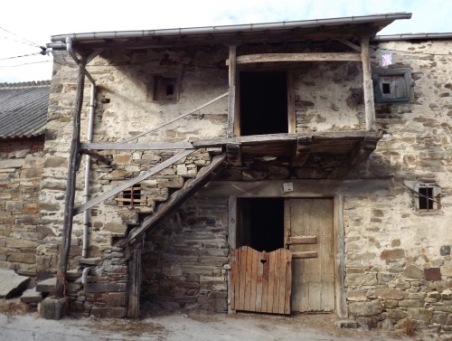 Casa abandonada encima de un establo, El Acebo, León, 2011.While the house above was abandoned, ther