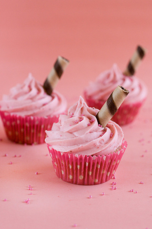 foodffs:Strawberry Milkshake CupcakesFollow for recipesGet your FoodFfs stuff here