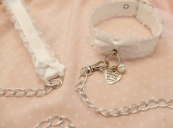 kittensplaypenshop:  I don’t know if I’ve ever posted this buckled collar and leash set in white before! Adjustable from 11.5-13.5 but can be made to smaller or larger :3