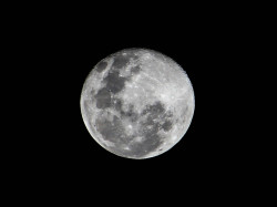 Sexy-Uredoinitright:  Here You Go, Tonights Full Moon As Captured By Yours Truly.