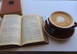 rainy-kiddo:  Light reading in a cute coffeeshop!